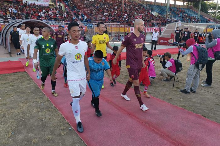 Duo kapten Bayu Pradana dari Barito Putera dan Wiljam Pluim (kanan) milik PSM Makassar memasuki arena untuk laga pekan ke-14 Liga 1 2019 di Stadion Andi Mattalatta, Kota Makassar, 14 Agustustu 2019.