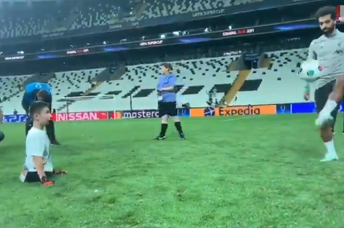 Sebelum bertanding melawan Chelsea di Piala Super Eropa, bintang Liverpool, Mohamed Salah, bermain oper-operan dengan suporter difabel di Stadion Vodafone, Istanbul, pada Rabu (14/8/2019).