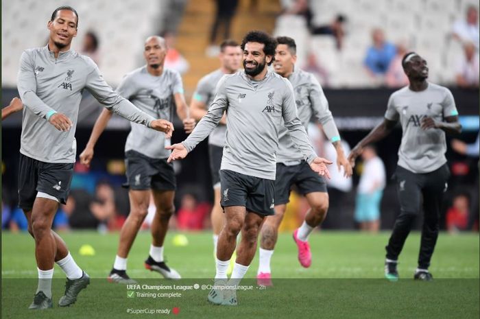 Virgil van Dijk dan Mohamed Salah bersama para pemain Liverpool jelang Piala Super Eropa kontra Chelsea, 15 Agustus 2019.