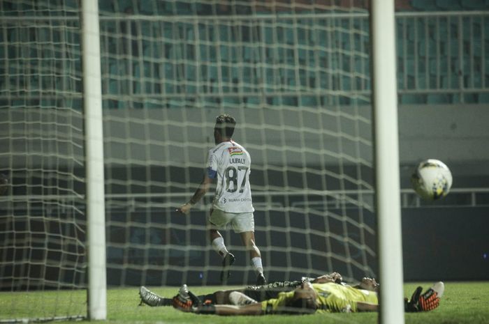 Pemain Bali United, Stefano Lilipaly saat membobol gawang Tira Persikabo di Stadion Pakansari, Kabupaten Bogor, Kamis (15/8/2019).