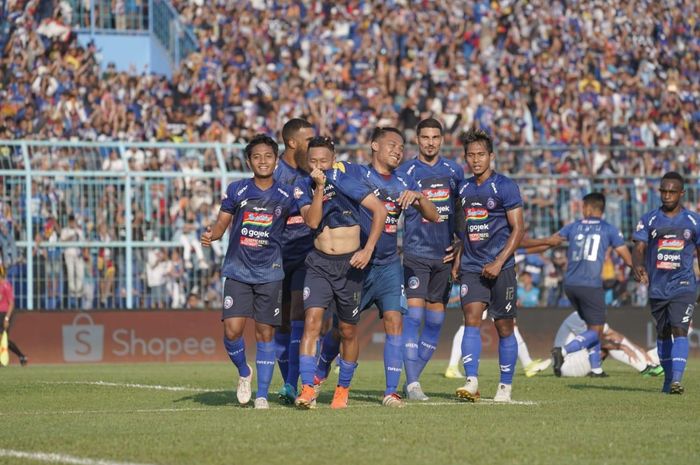 Penggawa Arema FC merayakan gol ke gawang Persebaya Surabaya