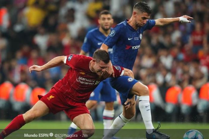 Gelandang Chelsea, Jorginho, berduel dengan pemain Liverpool FC, James Milner, pada Piala Super Eropa 2019  FC di BJK Vodafone Arena, Istanbul, 15 Agustus 2019.