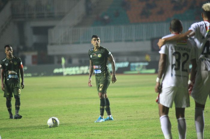 Pemain Tira Persikabo saat hendak mengeksekusi tendangan bebas pada laga kontra Bali Uniteddi Stadion Pakansari, Kabupaten Bogor, Kamis (15/8/2019).