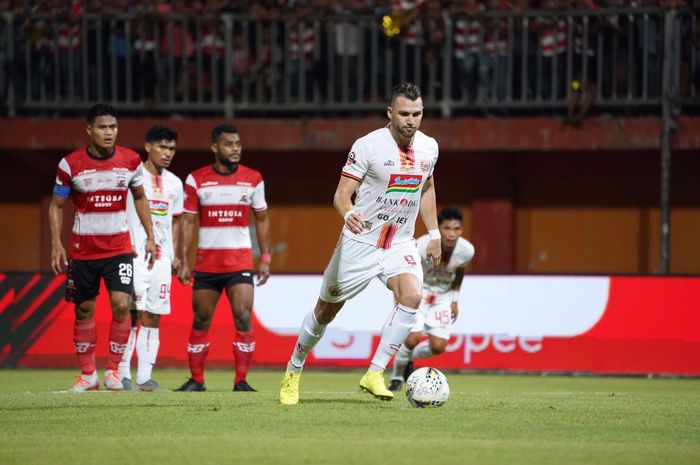 Striker Persija Jakarta, Marko Simic, saat melakukan eksekusi penalti ke gawang Madura United pada pekan ke-14 Liga 1 2019.