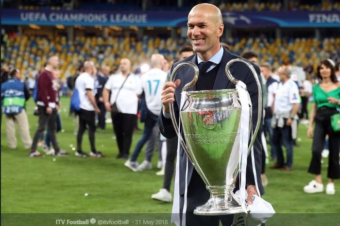 Pelatih Real Madrid, Zinedine Zidane, memegangi trofi juara Liga Champions musim 2018-2019.