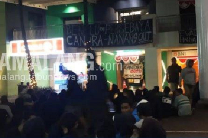 Ratusan Bonek melakukan aksi menyerbu kantor Persebaya, Kamis (15/8/2019).