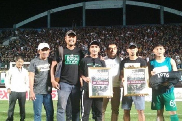 Suporter PSS Sleman dari ordo BCS melakukan penyerahan bonus setelah laga melawan Persela Lamongan. 