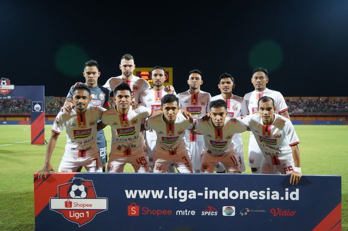 Sesi foto tim Persija Jakarta sebelum menghadapi tuan rumah Madura United di Stadion Gelora Ratu Pamelingan, Pamekasan, Madura, Jumat (16/8/2019).