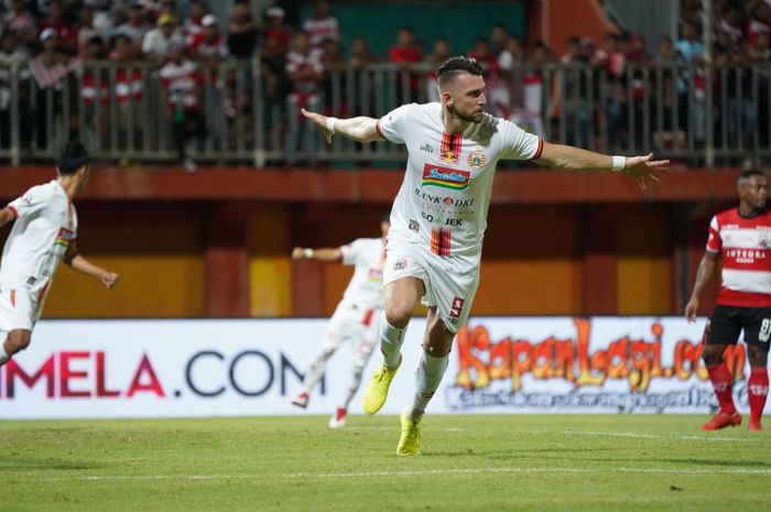 Selebrasi penyerang Persija Jakarta, Marko Simic, seusai membobol gawang Madura United, di Stadion Gelora Ratu Pamelingan, Pamekasan, Madura, Jumat (16/8/2019)