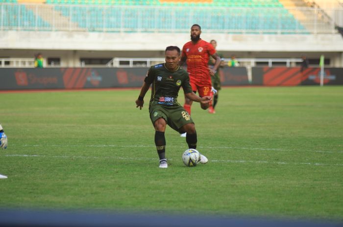 Aksi pemain Tira Persikabo, Wawan Febriyanto pada laga melawan Kateng Putera di Stadion Pakansari, Kabupaten Bogor, Jumat (26/7/2019).