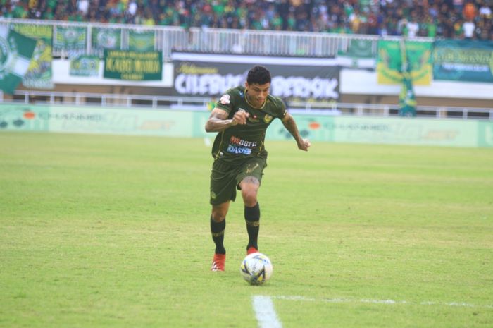 Aksi pemain Tira Persikabo, Ciro Alves pada laga melawan Kateng Putera di Stadion Pakansari, Kabupaten Bogor, Jumat (26/7/2019).