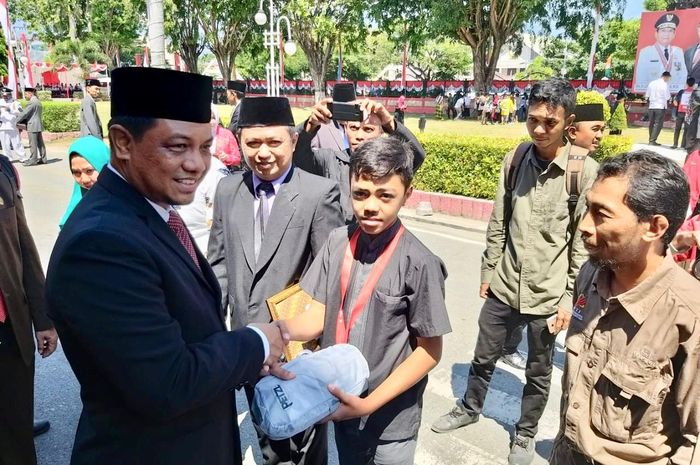 Atlet panjat tebing asal Sulawesi Tengah Ahmad Faranza mendapatkan penghargaan dari Pemerintah Provinsi Sulawesi Tengah pada pelaksanaan upacara HUT Kemerdekaan RI ke-74 di halaman Kantor Gubernur Sulawesi Tengah, Sabtu (17/8/2019).