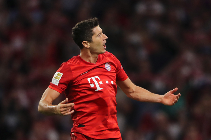 Penyerang Bayern Muenchen, Robert Lewandowski, merayakan gol keduanya ke gawang Hertha Berlin pada pertandingan pekan pertama Liga Jerman 2019-2020 di Stadion Allianz Arena, Munich, 16 Agustus 2019.