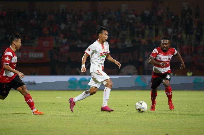 Aksi pemain Persija Jakarta, Novri Setiawan pada laga melawan Madura United, di Stadion Gelora Ratu Pamelingan, Pamekasan, Madura, Jumat (16/8/2019).