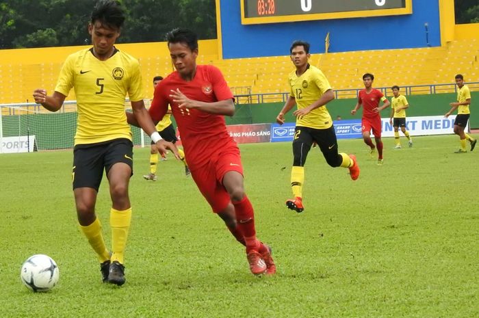 Duel pemain timnas U-18 Indonesia dengan pemain timnas U-18 Malaysia, Haiqal Adam, di Stadion Go Dau, Vietnam, Sabtu (17/8/2019).