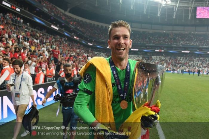 Ekspresi Kiper Liverpool FC, Adrian San Miguel, memegangi trofi juara Piala Super Eropa 2019 di Besiktas Park, Istanbul, 15 Agustus 2019.