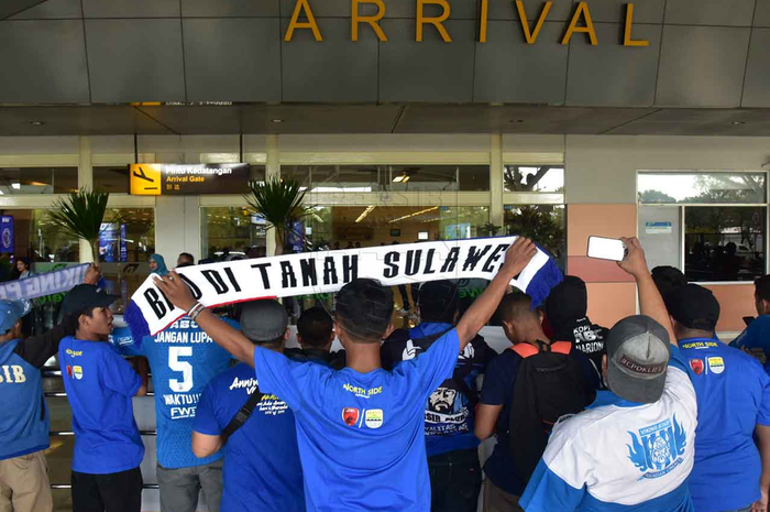 Bobotoh di Makassar menyambut kedatangan pemain Persib.