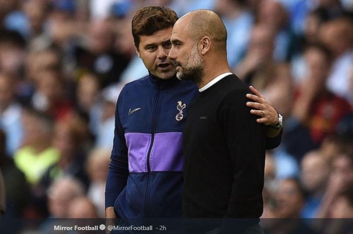 Mauricio Pochettino (kiri) saat masih melatih Tottenham Hotspur berdiri bersama juru taktik Manchester City, Pep Guardiola (kanan).