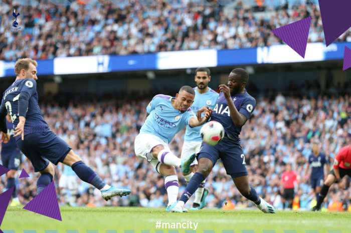 Striker Manchester City, Gabriel Jesus, berusaha mencari peluang pada pengujung laga ketika melawan Tottenham Hotspur pada laga pekan kedua Liga Inggris, Sabtu (17/8/2019) di Stadion Etihad, Manchester.