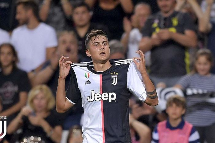 Striker Juventus, Paulo Dybala, merayakan golnya ke gawang Triestina dalam laga eksibisi pada Minggu (18/8/2019) di Stadion Nereo Rocco, Trieste.