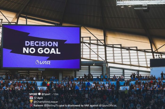 Videotron di Stadion Etihad menampilkan keputusan wasit dan VAR menganulir gol Gabriel Jesus pada laga pekan kedua Liga Inggris 2019-2020 antara Manchester City dan Tottenham Hotspur, 17 Agustus 2019.