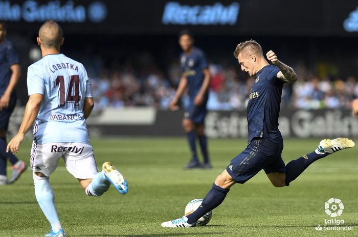 Gelandang Real Madrid, Toni Kroos, menembak bola dalam laga perdana Liga Spanyol kontra Celta Vigo di Stadion Abanca Balaido, 17 Agustus 2019.