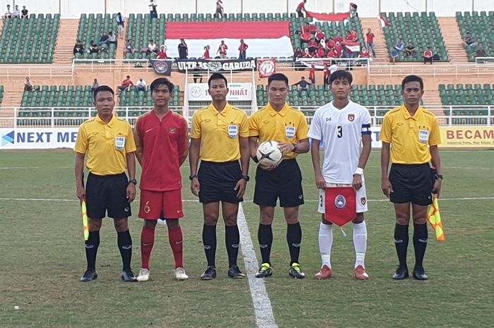 Kapten timnas U-18 Indonesia, David Maulana (dua dari kiri) dan kapten timnas U-18 Myanmar, Shi Tu Moe Khant (dua dari kanan) bersama wasit serta asisten wasit pada laga perebutan peringkat tiga Piala AFF U-18 2019 di Stadion Thong Nhat, Vietnam, 19 Agustus 2019.