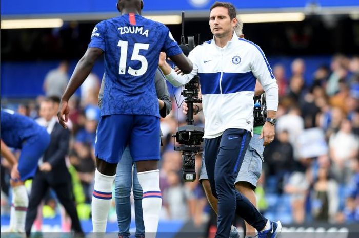 Pelatih Chelsea, Frank Lampard, menyalami bek timnya, Kurt Zouma, dalam laga pekan kedua Liga Inggris kontra Leicester City di Stadion Stamford Bridge, 18 Agustus 2019.