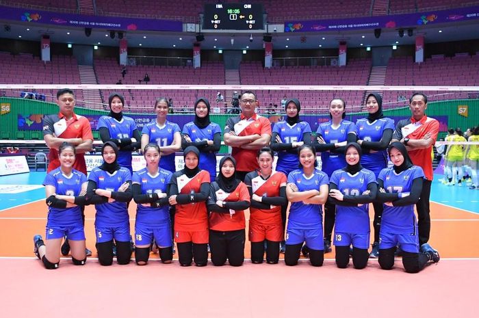 Timnas bola voli putri Indonesia berpose menjelang pertandingan pertama Asian Womens Senior Volleyball Championship 2019, Senin (19/8/2019).