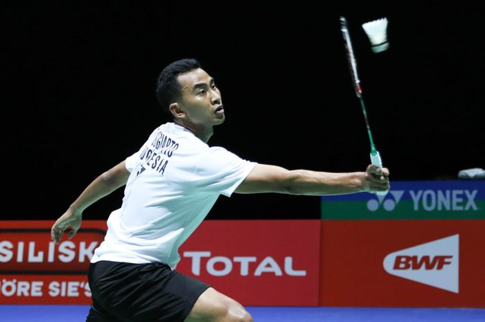 Tunggal putra Indonesia, Tommy Sugiarto, saat mengembalikan shuttlecock ke arah Niluka Karunaratne (Sri Lanka), di St. Jakobshalle, Basel, Swiss, Senin (19/8/2019).