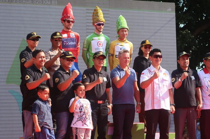 Juara etape pertama Tour d'Indonesia 2019 berpose di podium, Senin (19/8/2019).