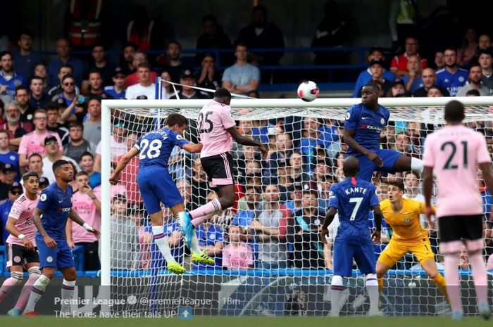 Gelandang Leicester City, Wilfred Ndidi, menyundul bola dalam laga pekan kedua Liga Inggris kontra Chelsea di Stadion Stamford Bridge, 18 Agustus 2019.