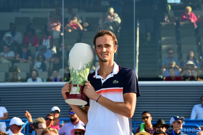 Petenis Rusia, Daniil Medvedev, ketika menjuarai turnamen Cincinnati Masters 2019 Senin (19/8/2019)