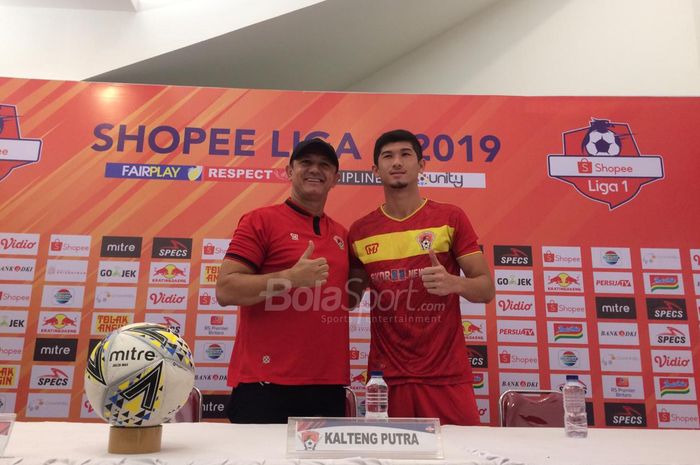 Pelatih Kalteng Putra, Gomes de Oliviera, bersama Kevin Gomes, jelang laga melawan Persija Jakarta