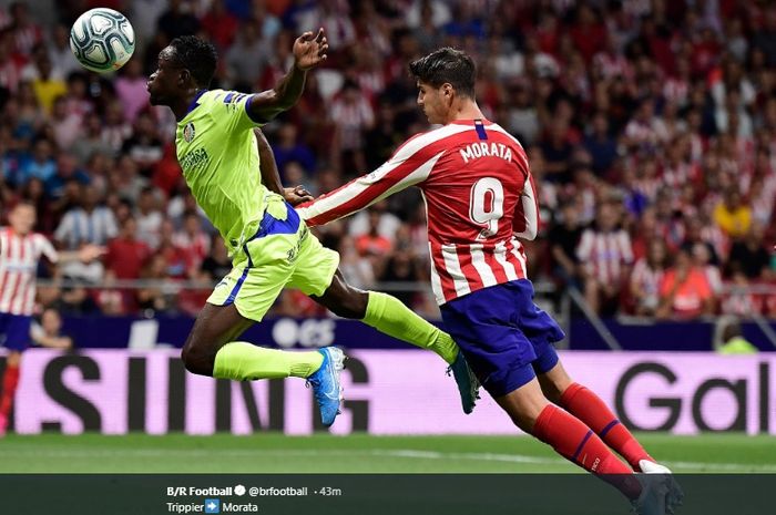 Alvaro Morata (kanan) menyundul bola untuk mencetak gol pertama Atletico Madrid saat menghadapi Atletico Madrid pada pekan pertama Liga Spanyol 2019-2020 di Stadion Wanda Metropolitano, 18 Agustus 2019.