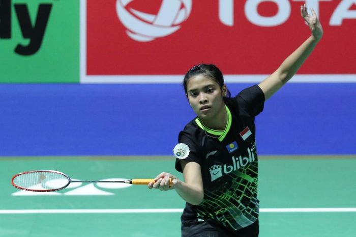 Pebulu tangkis tunggal putri Indonesia, Gregoria Mariska, mengembalikan kok ke arah Busanan Ongbamrungphan (Thailand) pada babak kedua Kejuaraan Dunia 2019 di St Jakobshalle, Basel, Swiss, Selasa (20/8/2019).