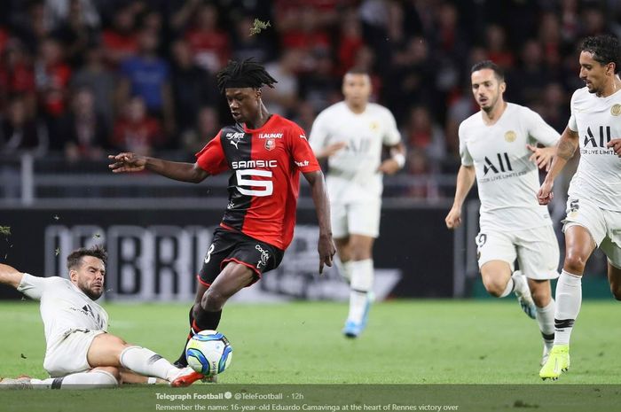 Eduardo Camavinga berada di antara kepungan pemain PSG dalam partai Liga Prancis antara Rennes vs PSG, 18 Agustus 2019.