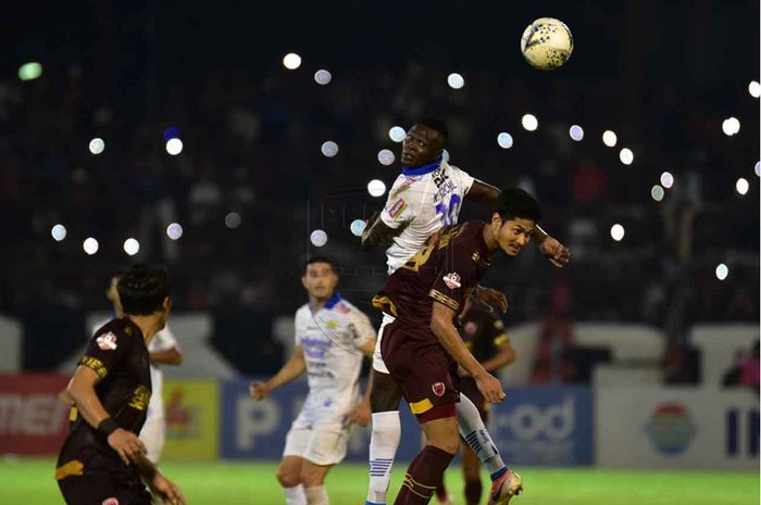 Striker Persib Bandung Ezechiel N'Douassel tampil cemerlang di kandang Persipura Jayapura, Senin (23/9/2019).