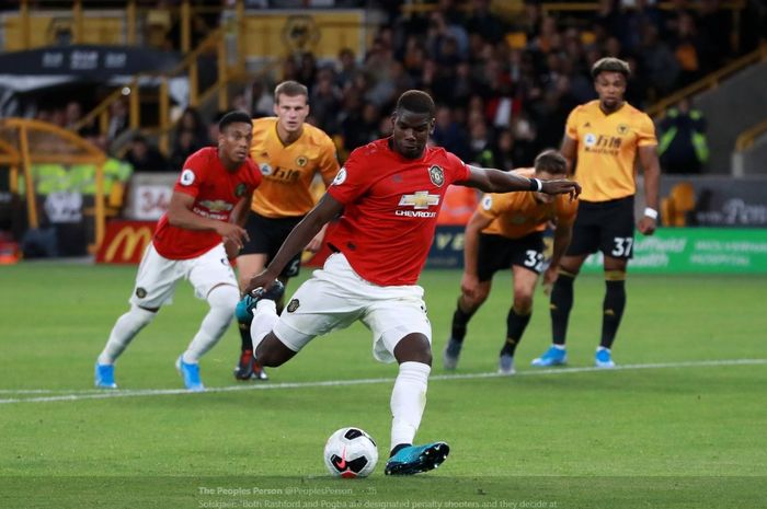 Paul Pogba saat mengeksekusi penalti dalam laga Liga Inggris Wolverhampton vs Manchester United di Molineux, 19 Agustus 2019.