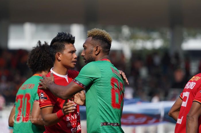 Pemain Persija Jakarta, Sandi Darman Sute alias Sandi Sute dan pemain Kalteng Putra, Patrich Wanggai di Stadion Madya, Jakarta, Selasa (20/8/2019).