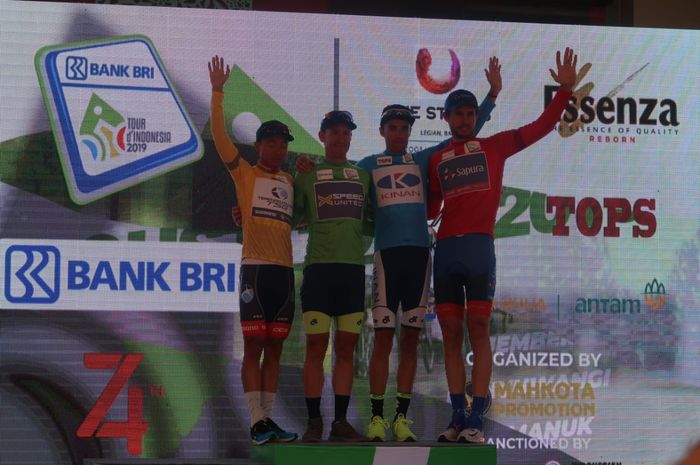 Para pembalap peraih jersey, berpose bersama di podium seusai menyelesaikan etape kedua Bank BRI Tour d'Indonesia 2019 dari Madiun menuju Kota Batu, Selasa (20/8/2019).