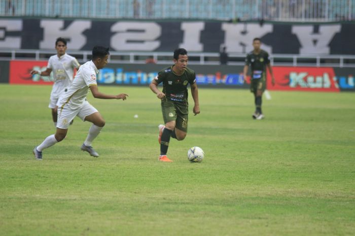 Aksi pemain Tira Persikabo, Guntur Triaji pada laga kontra PSS Sleman di Stadion Pakansari, Kabupetan Bogor, Senin (19/8/2019).