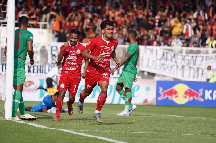 Penyerang Persija Jakarta, Heri Susanto, merayakan gol ke gawang Kalteng Putra di Stadion Madya, Senayan, Jakarta Pusat