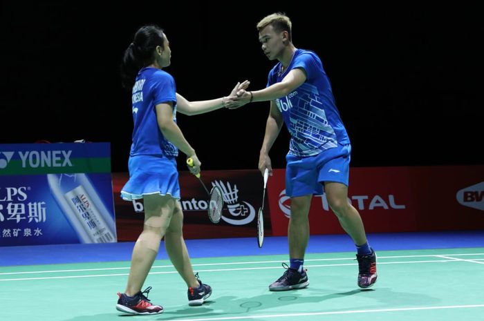 Pasangan ganda campuran Indonesia, Rinov Rivaldy/Pitha Haningtyas Mentari, melakukan tos di sela menjalani babak pertama Kejuaraan Dunia 2019 di St Jakobshalle, Basel, Swiss, Senin (19/8/2019).