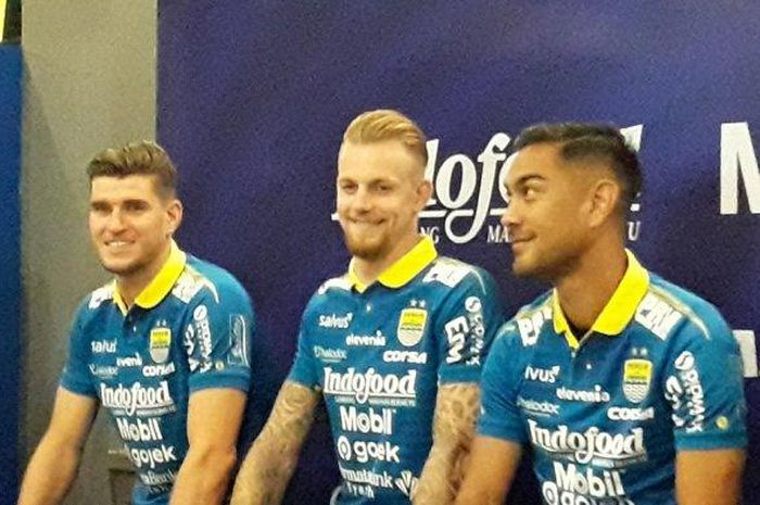 Pemain asing baru Persib Bandung, Nick Kuipers, Kevin van Kippersluis dan Omid Nazari dalam sesi konferensi pers di Grha Persib, Selasa (20/8/2019).