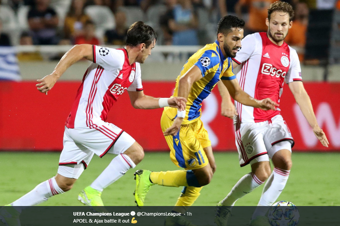 Pemain APOEL, Musa Suleiman, dijaga ketat dua pemain Ajax Amsterdam, Nicolas Tagliafico (kiri) dan Daley Blind (kanan), pada pertandingan leg pertama babak playoff Liga Champions 2019-2020 di Stadion GSP, Siprus, 20 Agustus 2019.