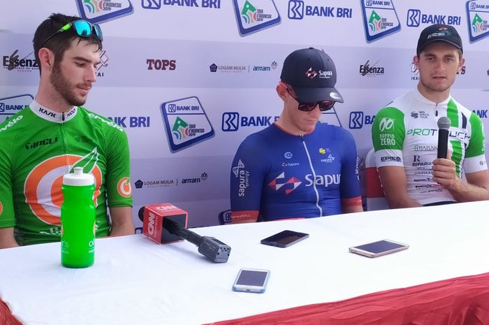 Kiri ke kanan: Angus Lyons (Oliver's Real Food Racing, Australia), Marcus Culey (Team Sapura Cycling, Malaysia), dan Rohan Du Plooy (Protouch, Afrika Selatan), memberikan keterangan di depan kantor pemerintahan Jember, Rabu (21/8/2019).