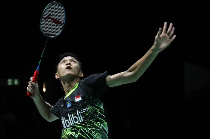 Pebulu tangkis tunggal putra Indonesia, Jonatan Christie, bersiap melepas pukulan saat menghadapi Jan O Jorgensen (Denmark) yang menjadi lawannya pada babak ketiga Kejuaraan Dunia 2019.