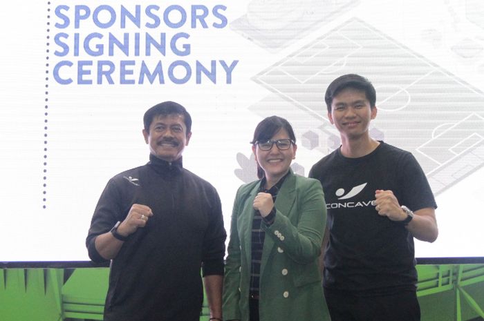 Pelatih Timnas U-23 Indonesia, Indra Sjafri, bersama Sekjen PSSI, Ratu Tisha dan Director Marketing dan Business Development Concave, Daniel R. Gondosaputro, foto bersama usai penandatangan kerja sama pada acara Forum dan Pameran Olahraga ISEF 2019 di JCC Senayan, Jakarta, Rabu (21/8/2019).