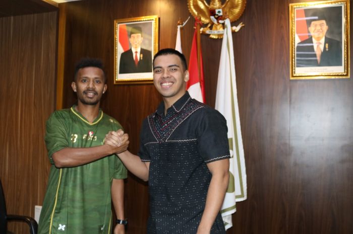 Presiden Tira-Persikabo, Bimo Wirjasoekarta, memperkenalkan pemain baru, Prisca Womsiwor, saat bursa transfer paruh musim Liga 1 2019.